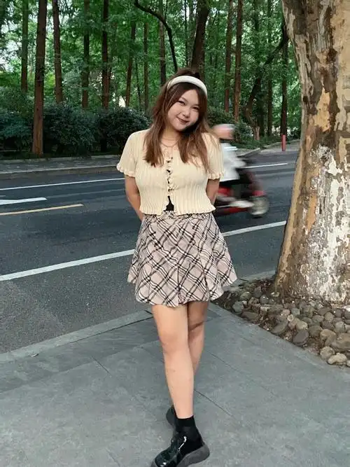 身高168体重160感觉全94的穿搭博主都入秋成功了,然而今天的杭州