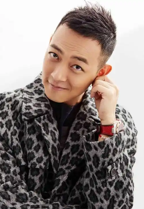 他是tvb演技派,林峰好友,爱妻宠儿女会做饭,更喜欢在内地发展_梁竞徽