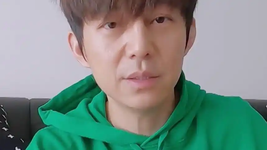 何炅曝光刘海下的发际线为听众解决脱发困扰