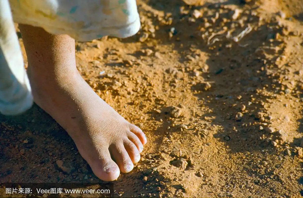 阿尔及利亚撒哈拉难民营沙漠中的一个赤脚孩子的脚