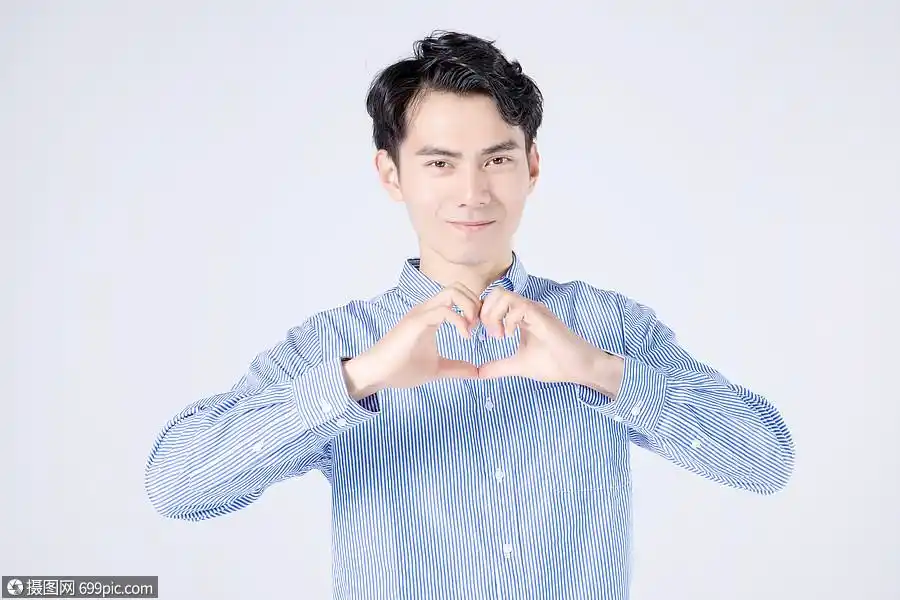 图片 照片 人物情感 青年男性人像比心.jpg
