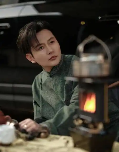 原创德云社孟鹤堂发文穿着大褂在外野营帅气造型引粉丝热议