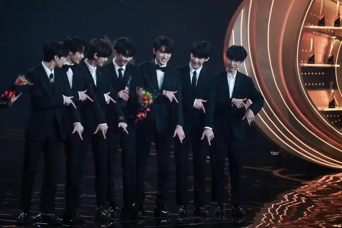 站姐团建神图 最后一张图绝了#时代少年团 @dou 小助手  - 抖音