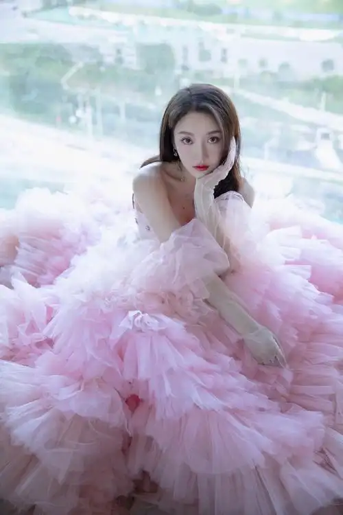 姜贞羽雾粉棉花糖纱裙性感写真_姜贞羽ok精彩挚爱大赏红毯造型图片