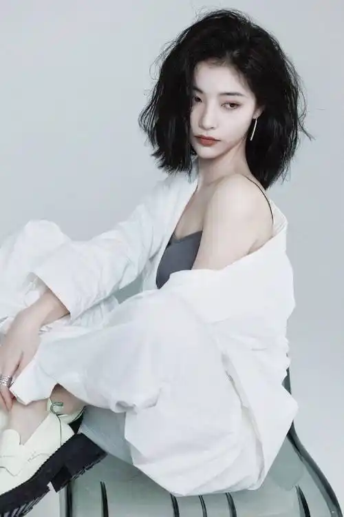 许佳琪七夕大片放送穿白色西装尽显干净利落