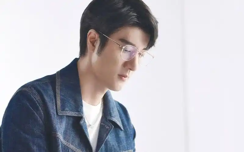 王力宏牛仔外套搭配眼镜造型,斯文帅气文艺范十足