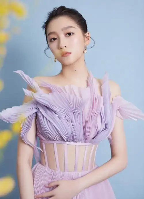 关晓彤穿香芋紫镂空礼服秀蚂蚁腰 一字肩太瞩目