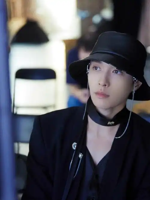 张艺兴教你三种渔夫帽穿搭风格既偷懒又可以耍帅