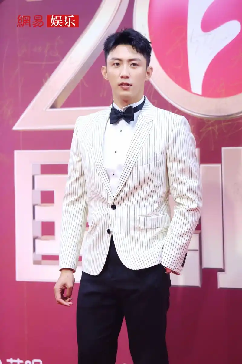 黄景瑜身穿白色条纹西装现身国剧盛典,身材挺拔高大,今天状态也太好了