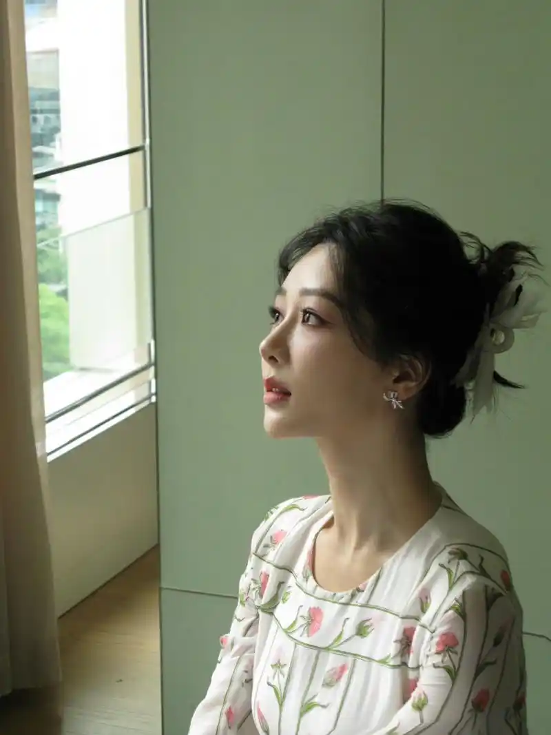 头发蓬松,很大气,然后额头遮一丢丢发丝丝非常美,这个发型对发际线高