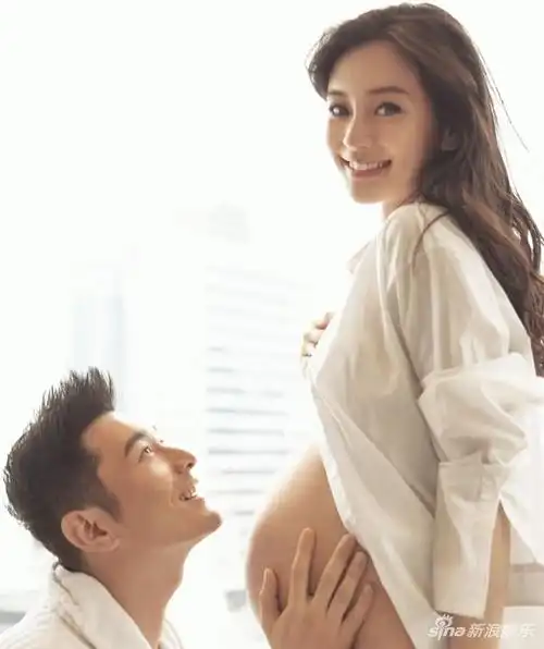 刚升级爸爸身份的黄晓明在微博上公布了老婆baby的两张孕照,照片中孕