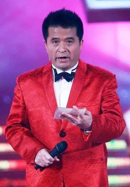 近日有媒体拍到毕福剑低调出入北京机场,从照片来看不仅比以前要发福