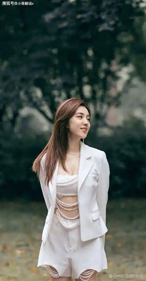 王晓晨出身于普通家庭,没有任何背景和资源,需要依靠自己的努力和才能