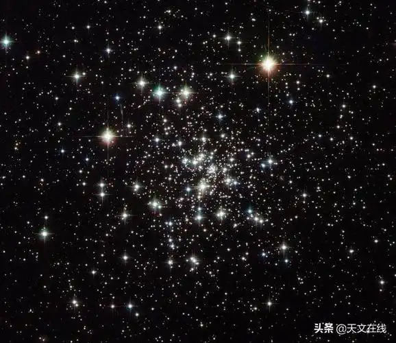 夜空中的绚烂星光或许不是独自闪耀而是群星璀璨