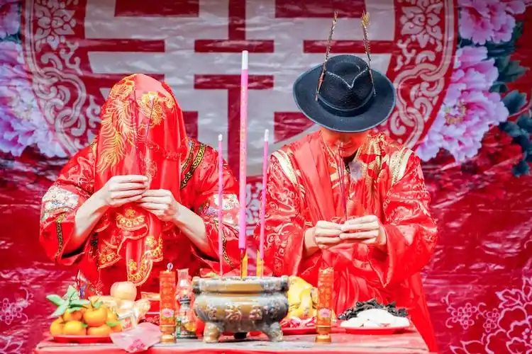 郑嘉颖,田亮喝交杯酒