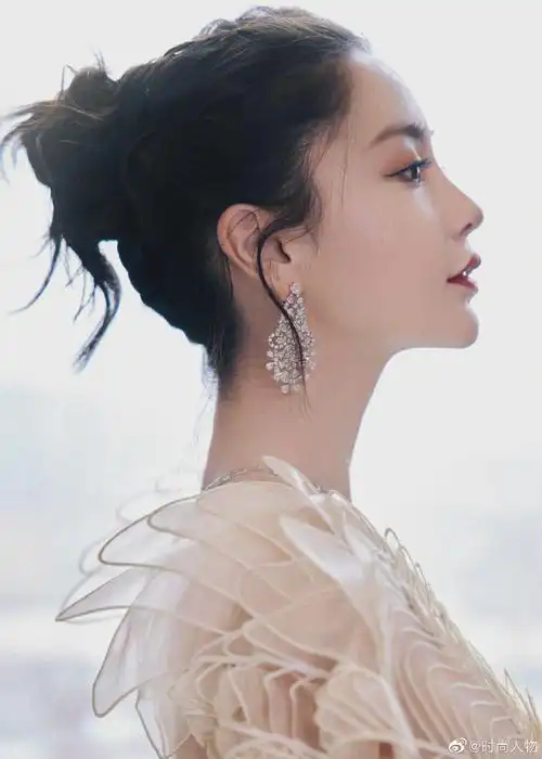 时尚人物##angelababy流动花瓣鱼尾裙