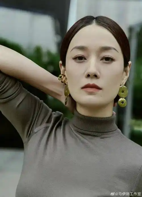 马伊琍又换发型了,中分贴头皮短发搭西装裙,精致又干练!