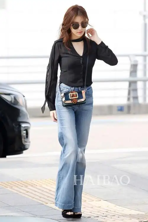 姜素拉2016年6月18日韩国仁川机场街拍:背burberry the patchwork手袋