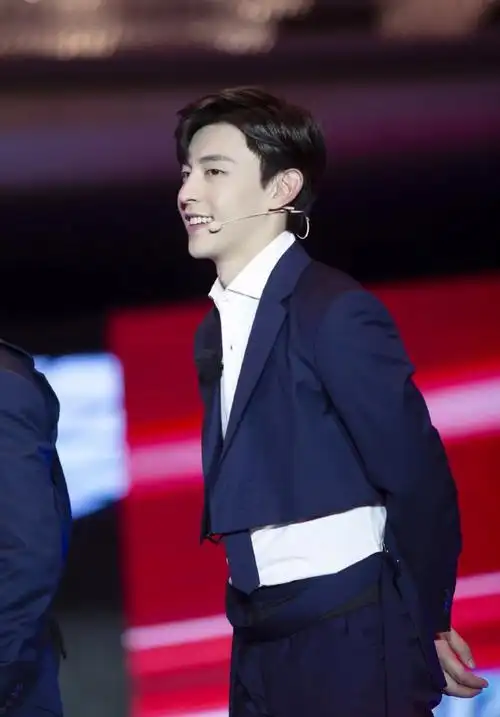 邓伦工作室,抱树睡觉的考拉w)下载「爱豆app」 了解偶像的最新动态