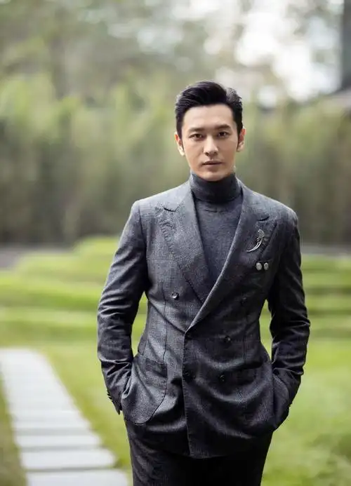 42岁黄晓明穿皮衣配鸭舌帽帅气有型获baby发文庆生破离婚传言