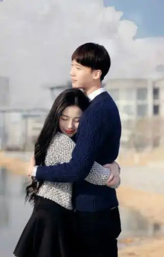 二人深情拥抱图片,适合给情人拥抱的图片-528时尚网