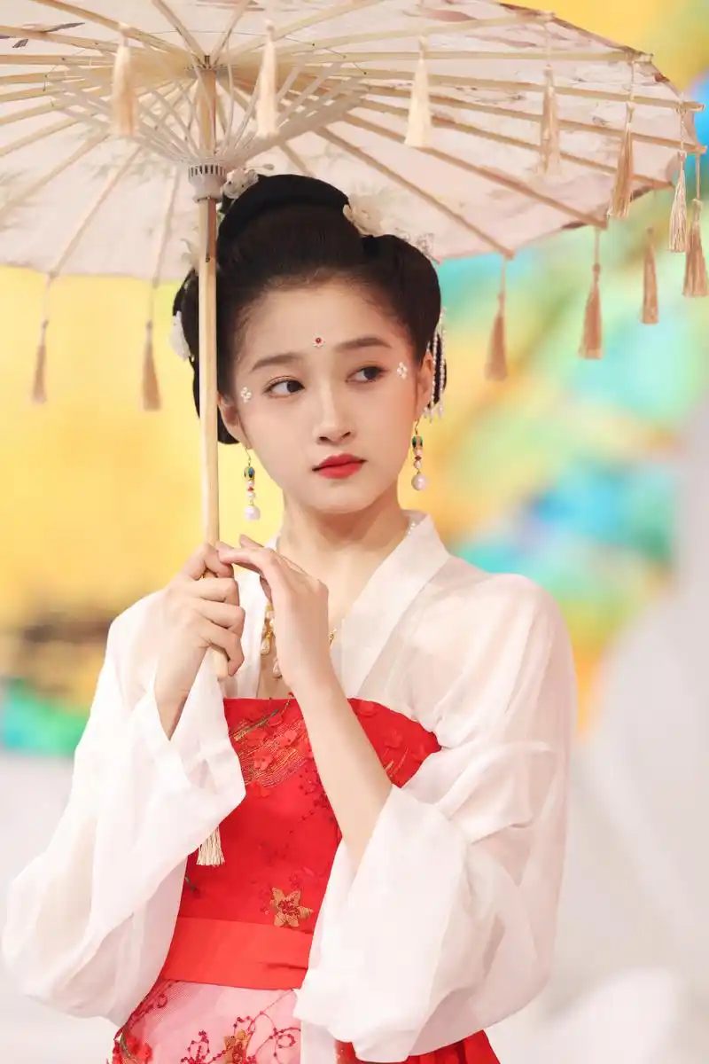 关晓彤古装造型释出撑油纸伞气质迷人