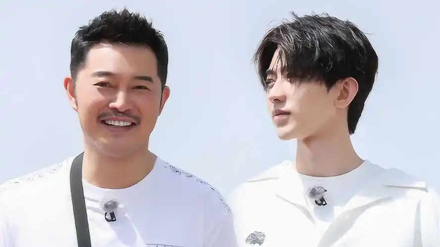 蔡徐坤被抛高高一次成功,沙溢12个人都抛不动