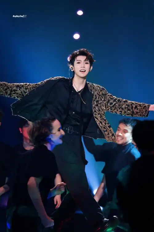 王源超话#王源官宣加盟江苏卫视跨年##王源烟熏妆#用舞台结束属于我们