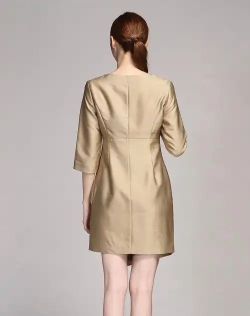 香槟色圆领中袖连衣裙