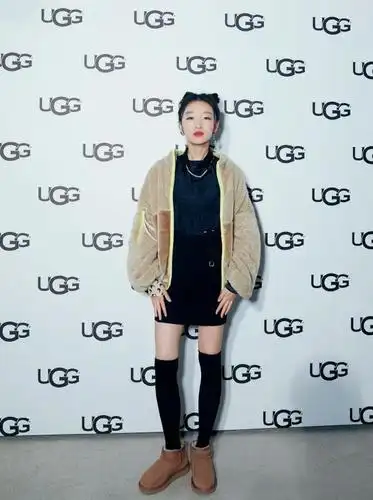 周冬雨丸子头造型可爱俏皮,穿雪地靴拍写真,随意凹出时髦范