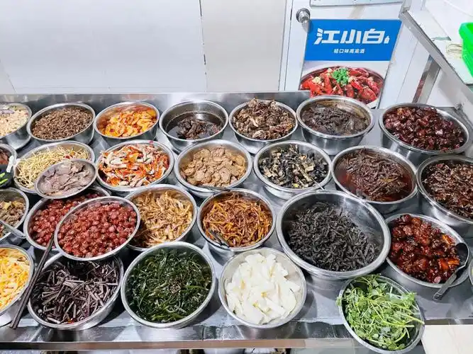 九个凉菜的大排档晚餐