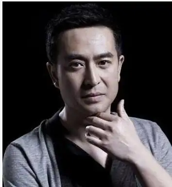 张嘉译发型九:这款男生超短发,发丝微微卷一卷,稳重帅气.