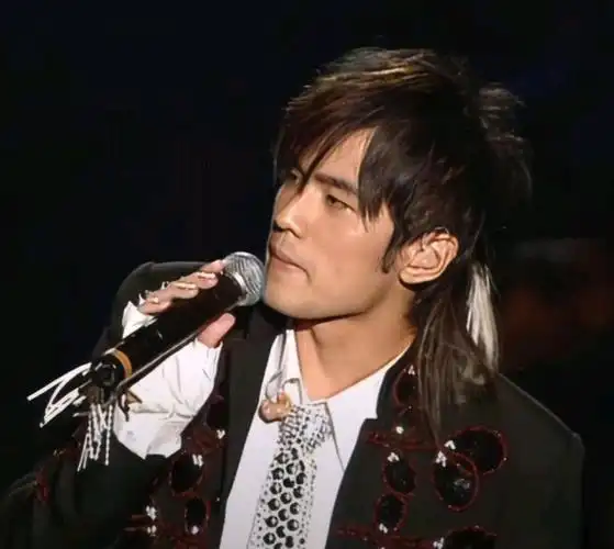 咳咳,今天是…白毛伦!