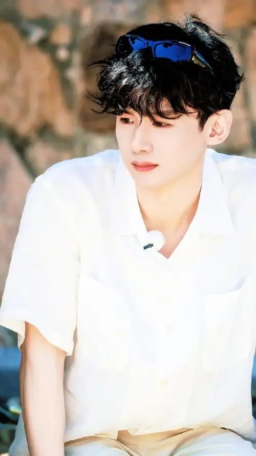 白敬亭* 可爱小卷毛!__财经头条