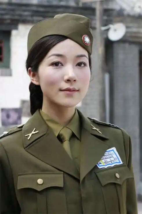明星中穿军装最美的是谁?