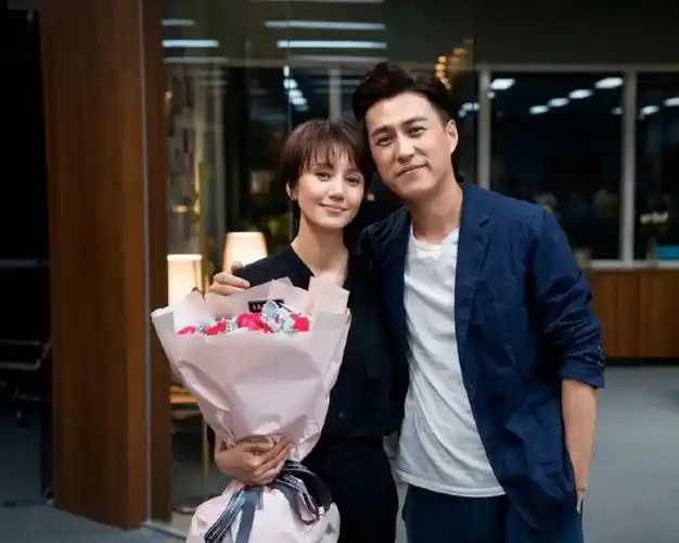 回顾演员靳东在父母离异的阴影下长大离过婚的女人更应该被爱