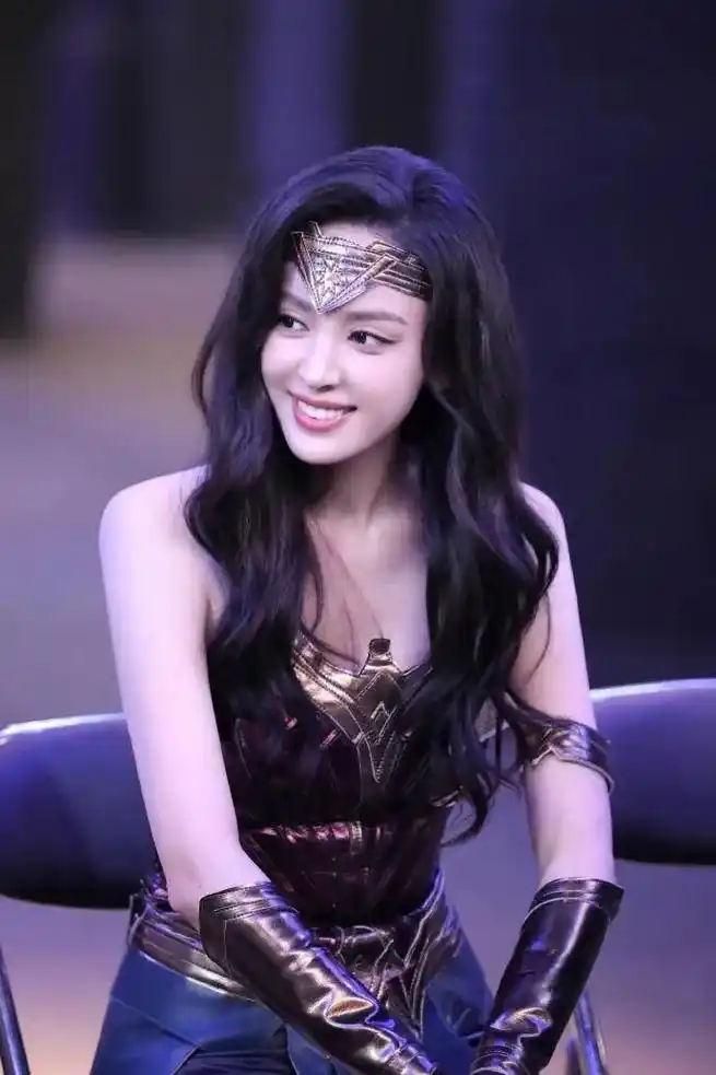 古力娜扎cos神奇女侠的造型照释出,她大方秀出迷人香肩,长卷 - 抖音