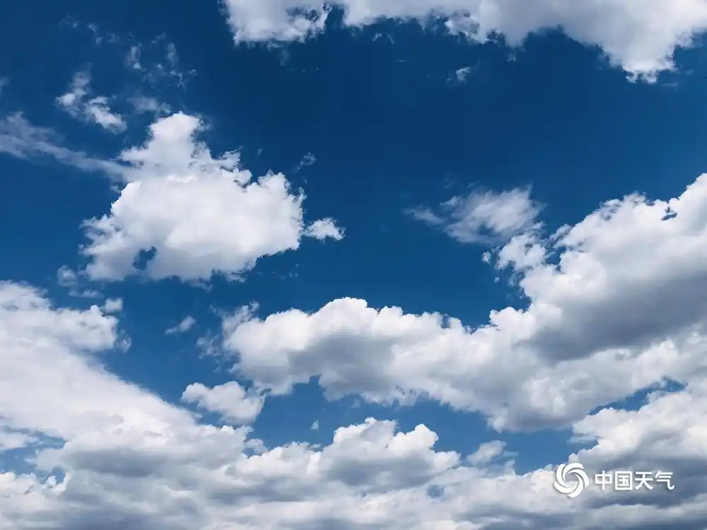 纤云弄巧!京城天空碧蓝云朵飘荡无限美