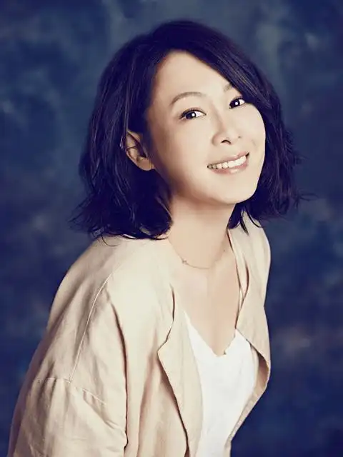 时隔5年再出新戏,52岁刘若英齐耳短发出镜,容颜不老宛如冻龄_家家