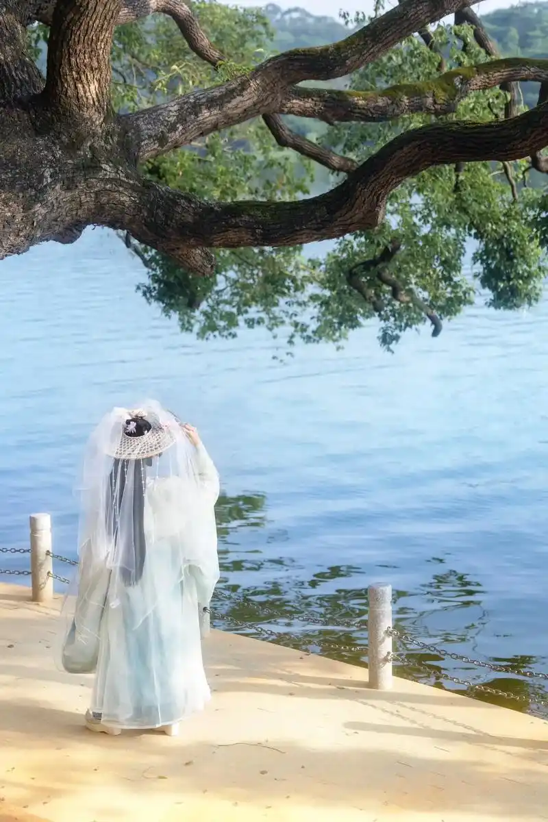 很喜欢留下一些背影照#古风 #图文挑战 - 抖音