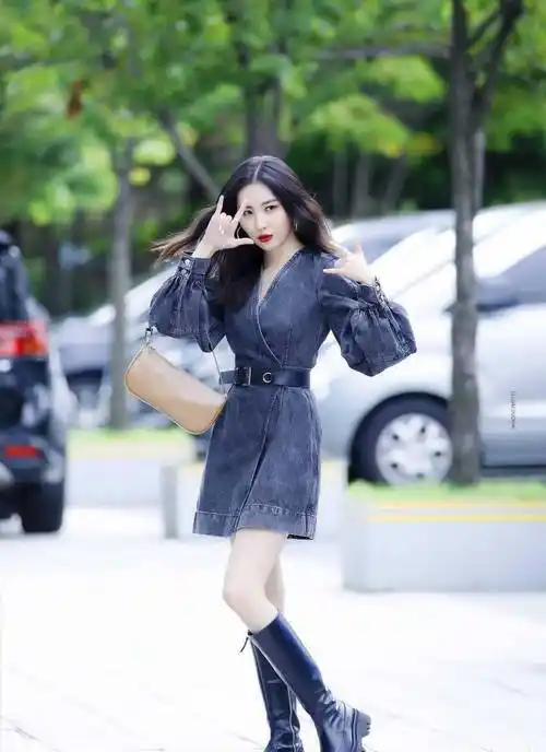 关晓彤靠一双过膝长筒靴凹造型,穿西装配短裤,这一身真有明星味_黑色