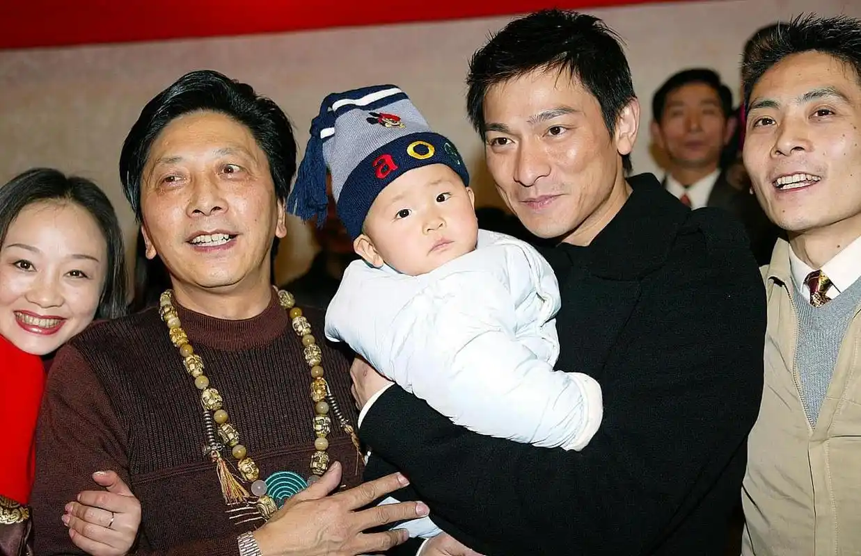 在这张温馨的全家福中,刘德华与他的家人共同构成了一副和谐幸福的