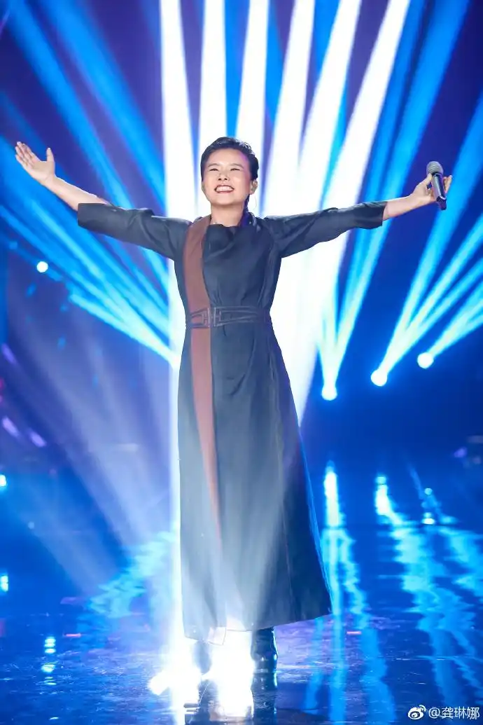 这次参加歌手节目,造型妆容受到很多人的喜欢,都说不忐忑了,我也很