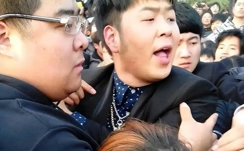 彼时杜海涛在河南商丘拍戏,因为一个大学生不小心弄掉了他新买的墨镜