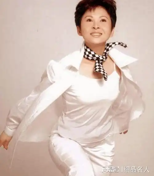 董文华最红时谣言毁了她的事业和人生丈夫陪她风雨与共