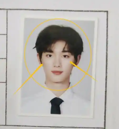 白衬衫学长来了,丁程鑫高中毕业照生图,这张脸是谁心中的白月光_穿着