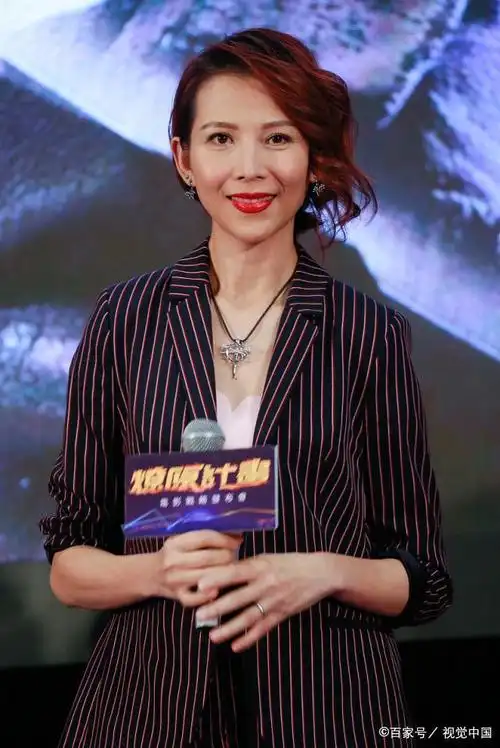 蔡少芬不愧港姐出道,穿条纹西装配橘色短发竟然不俗,不像47岁