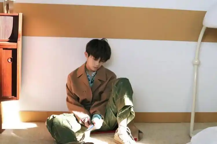 【晚安说给千玺听】爱读诗的少年_易烊