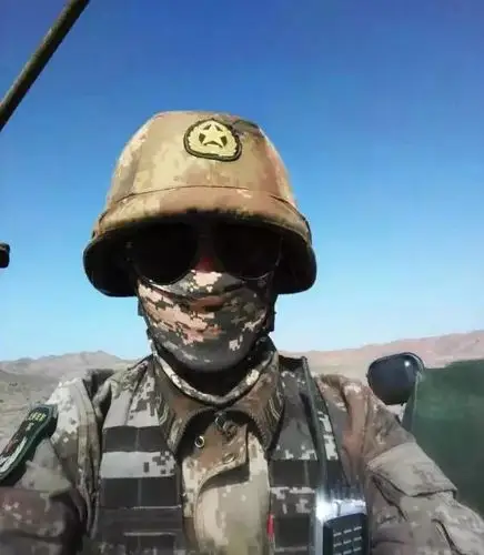 我看得见漫天黄沙,却看不见蒙面士兵的脸庞