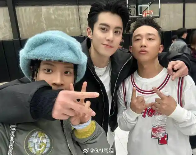 小鬼上班路上亲王琳凯的立牌,gai合照依旧专一只选周杰伦,早安给粉丝